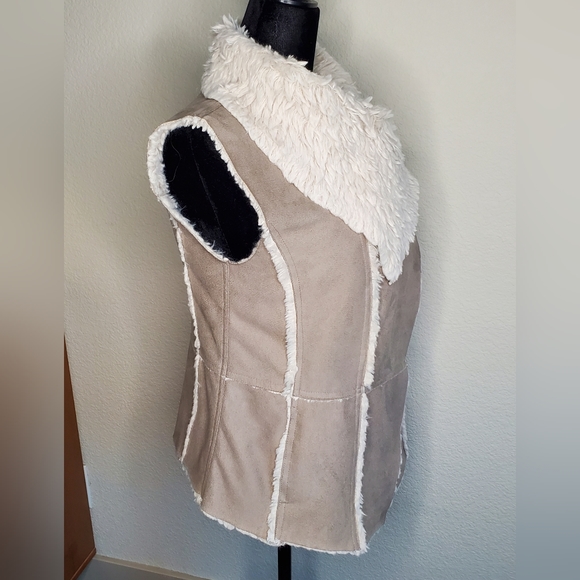 Cupcakes and Cashmere Vest - Picture 5 of 13